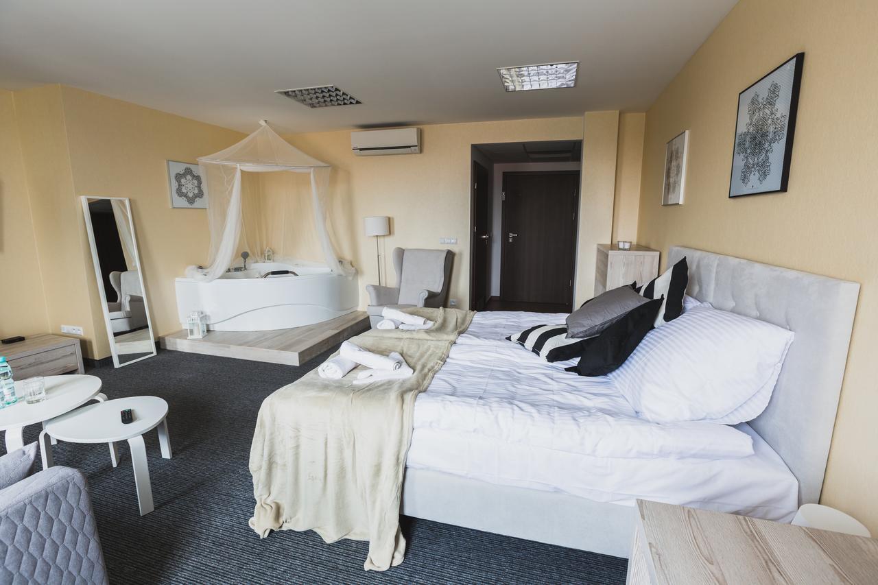Czarno Na Bialym Hotel Красков Екстериор снимка